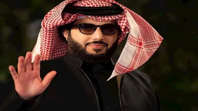 صورة تركي آل الشيخ يروج لمسرحية “البقاء للأصيع” ضمن فعاليات بطولة كأس العالم للرياضات الإلكترونية