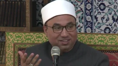 صورة بعد واقعة وزير الأوقاف.. عالم أزهري يوضح حكم تقبيل أيدي العلماء بعد تو