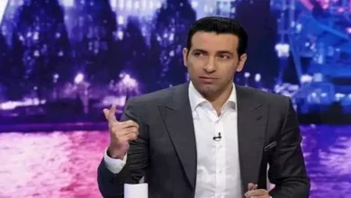صورة 10 صور لمسح أبو تريكة أرضية الاستوديو التحليلي لمساعدة عامل النظافة