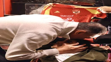 صورة الخطيب يستقبل طفلا من ذوي الهمم داخل النادي الأهلي (صور)