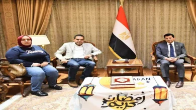 صورة يؤكد دعمه للأبطال.. وزير الرياضة يستقبل أسرة لاعب الاسكواش