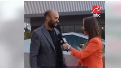 صورة رامز جلال مازحا حاتم صلاح: “الجاكت ده كان قديم عند مكي”