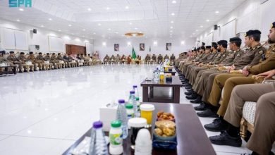 صورة أمير القصيم يشارك منسوبي القطاعات الأمنية والعسكرية بالمنطقة مأدبة الإفطار  أخبار السعودية