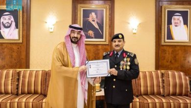 صورة وزير الحرس الوطني يقلّد رئيس الجهاز العسكري المكلّف وسام المنظمة الدولية للحماية المدنية بمرتبة «فارس»  أخبار السعودية