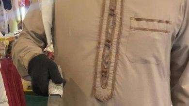 صورة أكاديمي يبيع خبز المجرفة.. هل يحفّز زملاءه ؟  أخبار السعودية