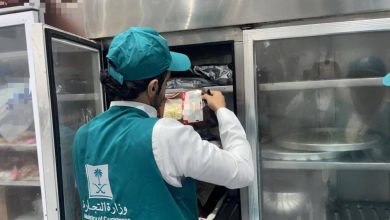 صورة «التجارة» تضبط كميات كبيرة من الحلويات والمعجنات منتهية الصلاحية بنجران  أخبار السعودية