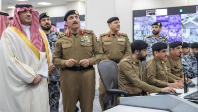 صورة الأمير عبدالعزيز بن سعود يقف على سير العمل في مركز عمليات أمن المسجد الحرام  أخبار السعودية