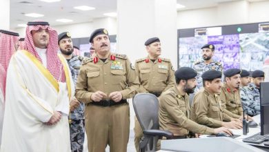 صورة وزير الداخلية يتابع سير العمل بمركز عمليات أمن المسجد الحرام  أخبار السعودية