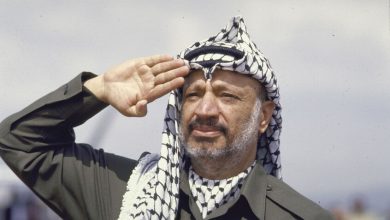 صورة وفاة منقذ الرئيس عرفات أثناء تحطم طائرته بصحراء ليبيا