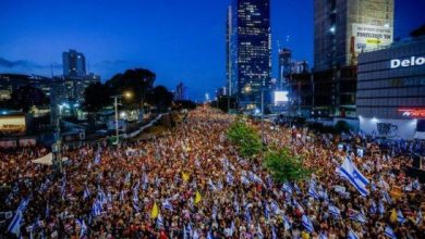 صورة الآلاف يتظاهرون أمام الكنيست رفضًا لتعديلات لجنة تعيين القضاة