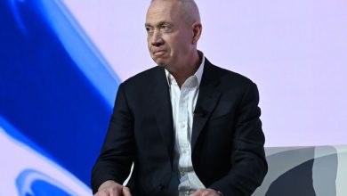صورة غالانت يحذر: إذا لم نتمكن من إعادة المختطفين في غزة قريبا فإن نافذة الفرص ستغلق