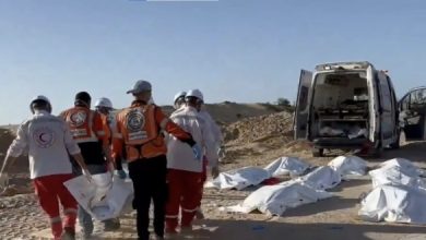 صورة جمعيات الصليب الأحمر والهلال الأحمر: لا نقبل رؤية زملائنا يدفنون بمقابر جماعية بغزة