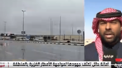 صورة غلق الطرق المؤدية إلى الجسر الواقع على طريق الملك سعود نتيجة الأمطار الغزيرة