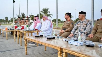 صورة في الميدان.. أمير جازان يشارك رجال الأمن إفطارهم الرمضاني