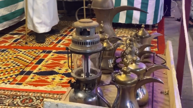 صورة بمساعدة زوجتيه.. حرفي يستعرض مقتنياته التراثية في الدمام