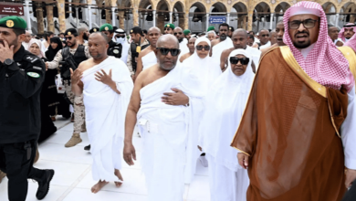 صورة رئيس جزر القمر يؤدي مناسك العمرة