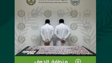 صورة القبض على شخصين بمنطقة الجوف لترويجهما 2,474 قرصًا خاضعًا لتنظيم التداول الطبي