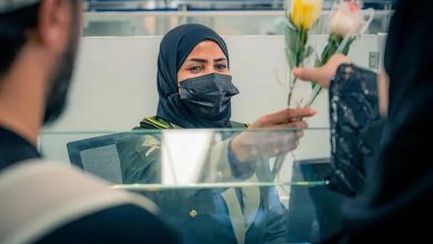 صورة الجوازات تحتفل مع المسافرين بمناسبة عيد الفطر في المنافذ الدولية