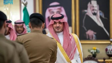 صورة الأمير عبدالعزيز بن سعود يلتقي كبار المسؤولين بوزارة الداخلية وقادة القطاعات الأمنية