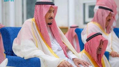 صورة خادم الحرمين الشريفين يؤدي صلاة عيد الفطر في قصر السلام بجدة