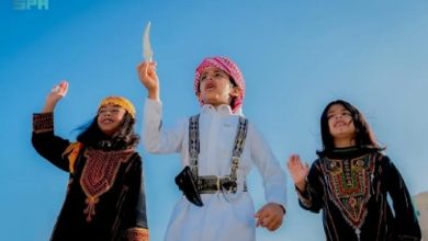 صورة “العرضة” تتألق في صدارة الفنون الشعبية لأهالي الباحة احتفالًا بعيد الفطر