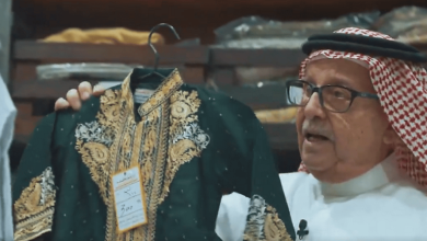 صورة مصمم أزياء شعبية يروي قصة 50 عاما من الإبداع
