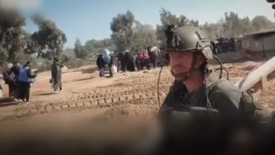 صورة ضباط إسرائيليون لنازحين فلسطينيين: اذهبوا لمصر ولا تعودوا! (فيديو)