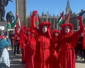 صورة الجالية الفلسطينية في بريطانيا تنظم استقبالا حافلا لبيتر أوزوالد في نهاية مسيره “الحج من أجل فلسطين”
