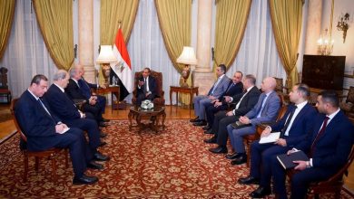 صورة وزير الخارجية المصري يستقبل وفداً من حركة فتح في القاهرة