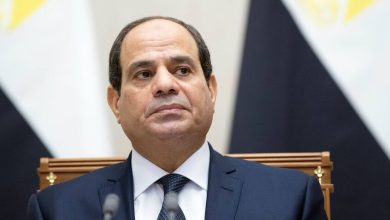 صورة الرئيس المصري يفاجئ ابنة ضابط شرطة توفي عام 2013