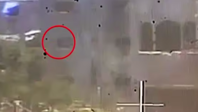 صورة الجيش الإسرائيلي ينشر مشاهد لمقاتلين فلسطينيين يطلقون صاروخا نحو قواته