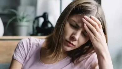 صورة 3 علامات تدل على نقص فيتامين مهم.. تظهر أثناء تناول الطعام