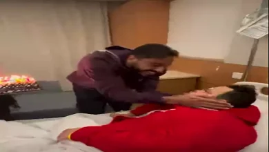 صورة بعد خضوعه لعملية جراحية.. كهربا يساند أمح الدولي مشجع الأهلي (صورة)
