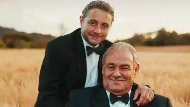 صورة أحمد الفيشاوي ينشر فيديو قديم لوالده تحدث عن رقص الرجال مثل النساء.. ماذا قال؟