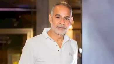 صورة البزاوي يعلق على صورة تجمعه مع حمزة العيلي وكارولين ومخرج “فهد البطل”