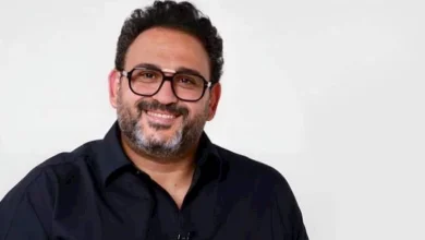 صورة بالفيديو.. أكرم حسني ينشر كواليس بروفة “ألف تيتة وتيتة” قبل عرضها في جدة