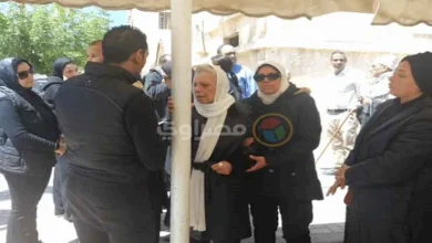 صورة انهيار عارفة عبدالرسول في جنازة زوجها بالإسكندرية (صور)