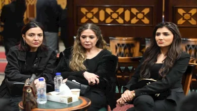 صورة بالصور- مي عمر تقدم العزاء في والدة زوجة رامي صبري
