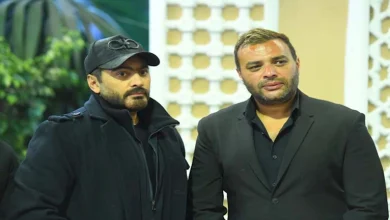 صورة تامر حسني يواسي رامي صبري في وفاة والدة زوجته.. ويشارك في تلقي العزاء (صور)