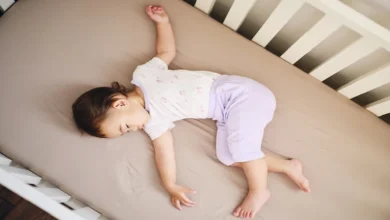 صورة دراسة تكشف خطر مراتب نوم الأطفال.. يهدد صحة الدماغ