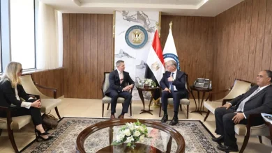 صورة وزير البترول يبحث مع “كابريكورن” خطط الاستكشاف في الصحراء الغربية