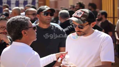 صورة 21 صورة| نجوم الفن يرافقون جثمان سليمان عيد للمقابر والحزن يسيطر عليهم