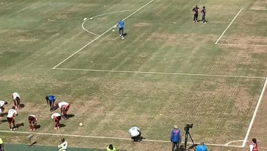 صورة “تغيير أحذية وانتقاد”.. واقعة غريبة على ملعب مباراة الأهلي وصن داونز قبل شهرين