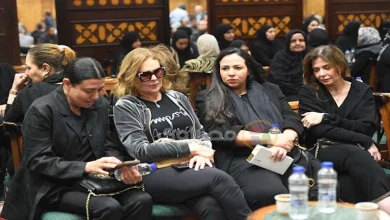صورة بحضور يسرا ومي عمر وهنا الزاهد.. نجمات الفن يقدمن واجب العزاء في سليمان عيد