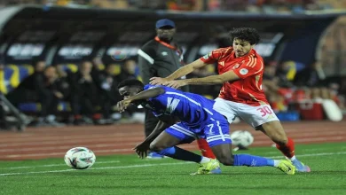 صورة لحظة اعتداء حكم مباراة الأهلي والهلال على محمد هاني (فيديو)