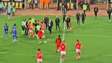 صورة الأمن تدخل.. اعتراضات قوية من لاعبي الأهلي على حكم مباراة الهلال (فيديو)