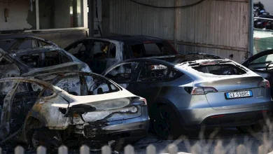 صورة احتراق عدد من سيارات تسلا في روما.. وماسك: “الإرهاب”