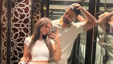 صورة كريم فهمي يشارك جمهوره صورة رومانسية مع زوجته دانيا البناوي