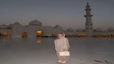 صورة جورجينا بالحجاب وحقيبة بسعر خيالي في مسجد بأبوظبي.. 10 صور تخطف الأنظار