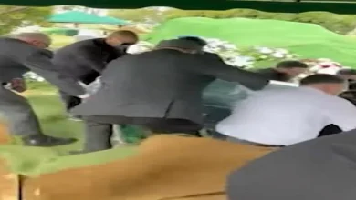 صورة جنازة غريبة.. قبر يبتلع حاملي النعش خلال مراسم الدفن (فيديو)